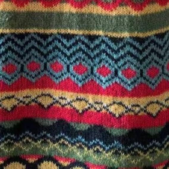 Liv – Zimowy sweter z nordyckim wzorem na ramionach