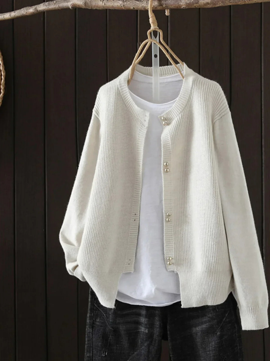 ELARA | STRICKJACKE MIT PERLMUTTKNÖPFEN